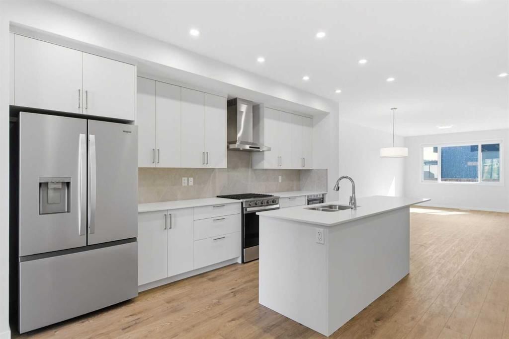107 Royston Way NW, Calgary — photo 3 of 44