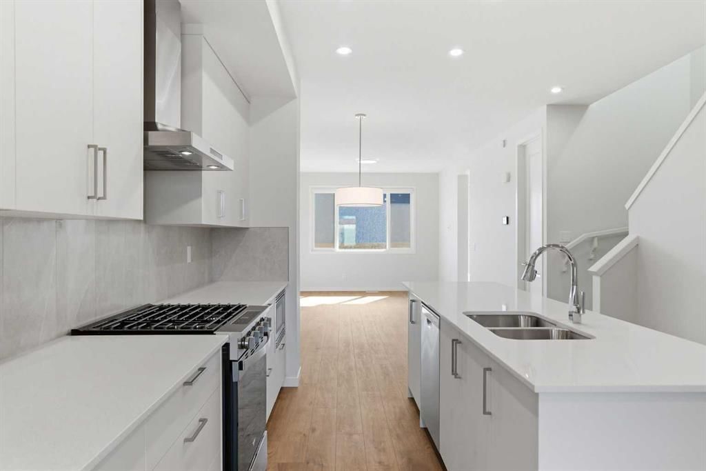 107 Royston Way NW, Calgary — photo 4 of 44