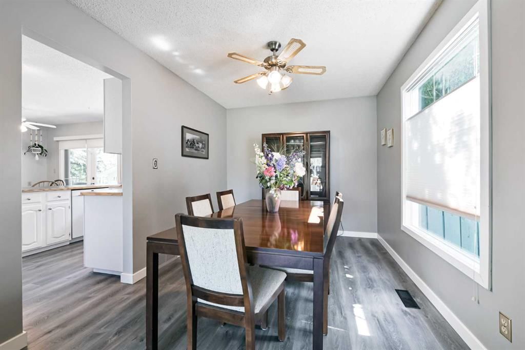 111 Parkglen Place SE, Calgary — photo 5 of 30