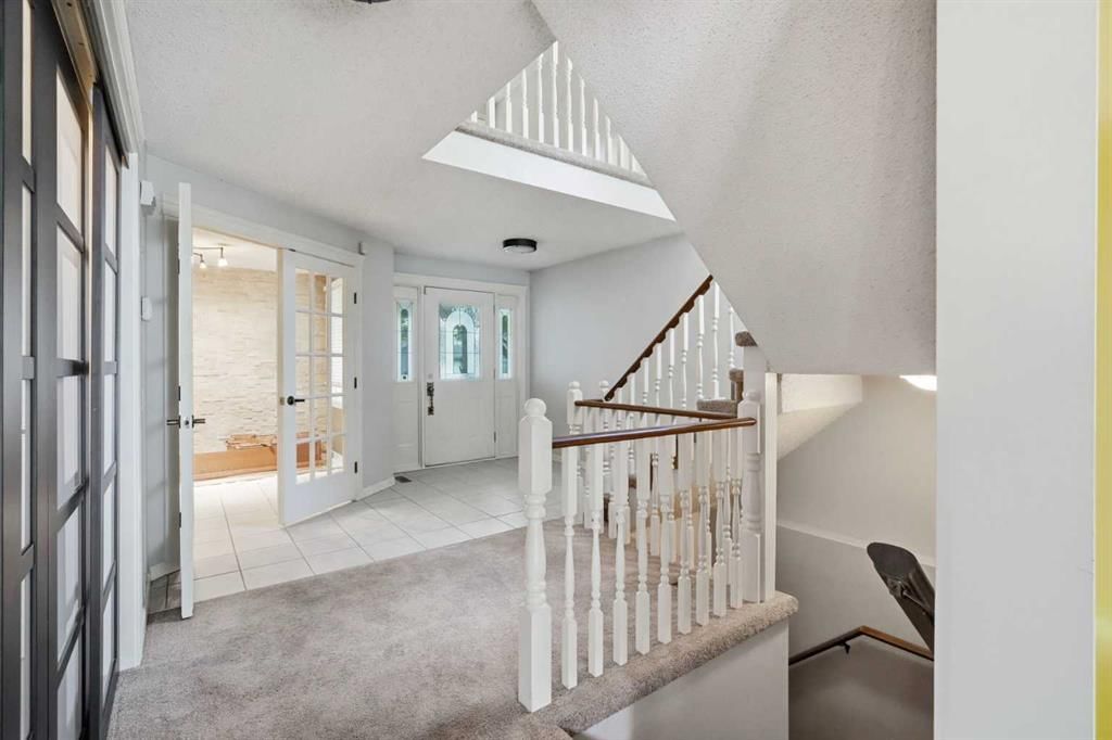 16 Wood Crescent SW, Calgary — photo 4 of 41