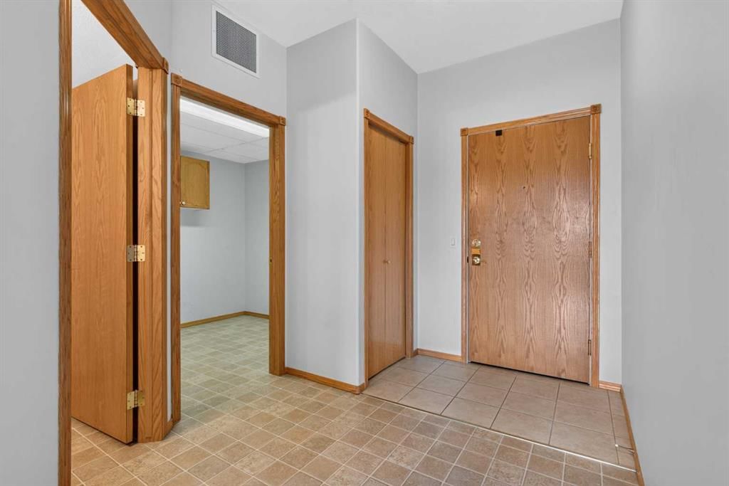 325, 728 Country Hills Road NW, Calgary — photo 3 of 27
