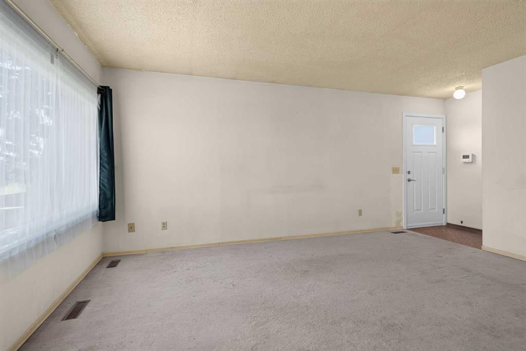 359 Maitland Crescent NE, Calgary — photo 4 of 24