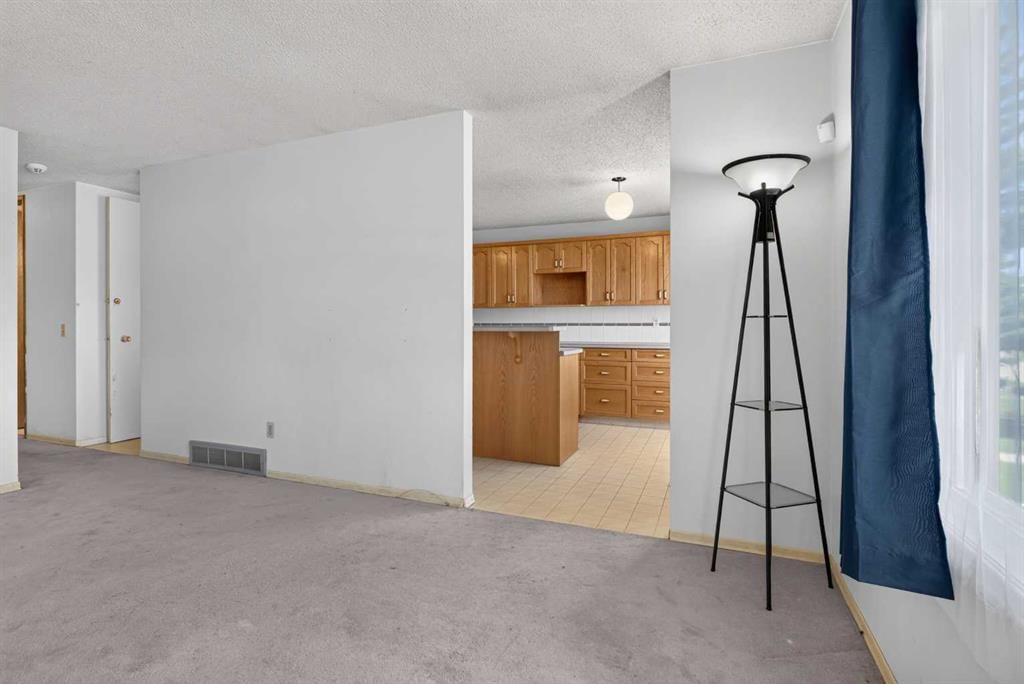 359 Maitland Crescent NE, Calgary — photo 5 of 24