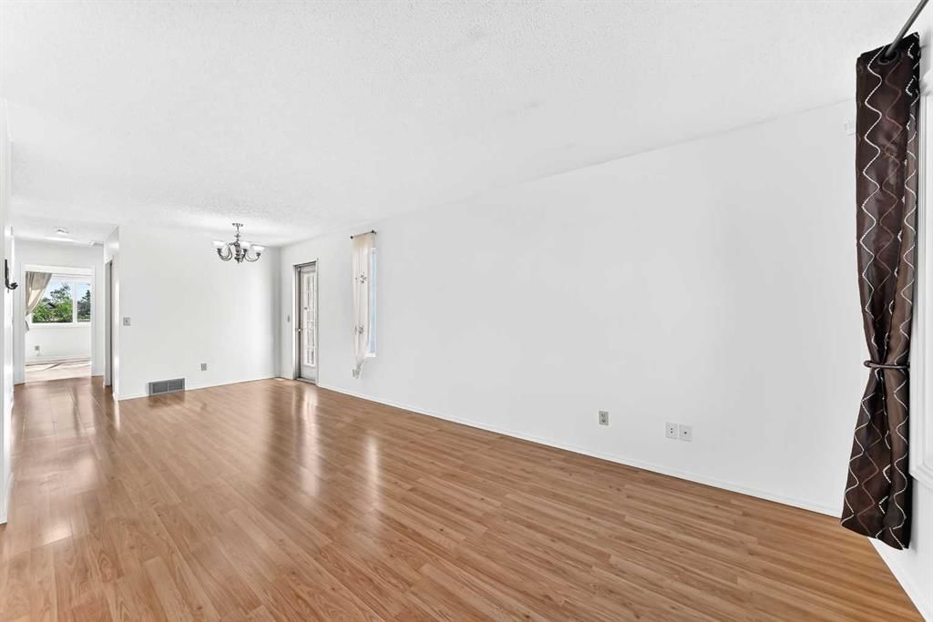 18 Erin Ridge Court SE, Calgary — photo 3 of 41