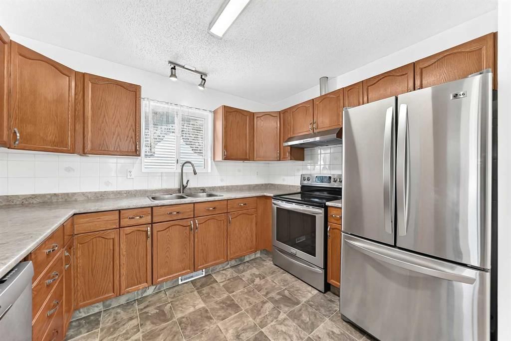 18 Erin Ridge Court SE, Calgary — photo 4 of 41