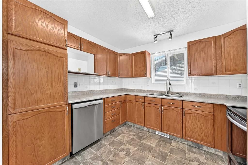 18 Erin Ridge Court SE, Calgary — photo 5 of 41