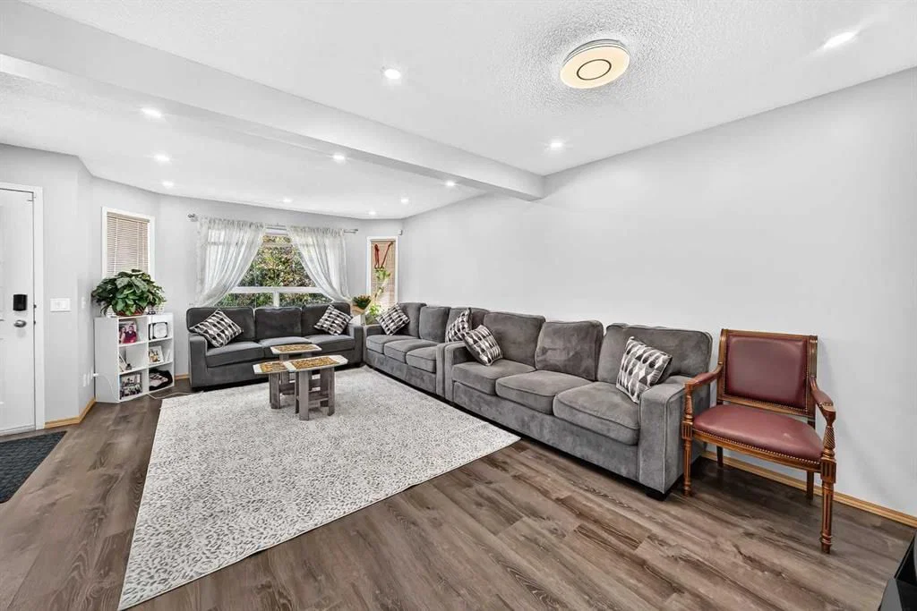 205 Hidden Hills Place NW, Calgary — photo 5 of 45