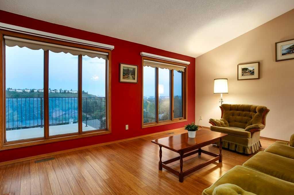 42 Edgeland Close NW, Calgary — photo 5 of 40