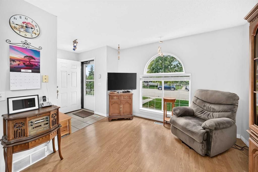 57 San Diego Way NE, Calgary — photo 3 of 29