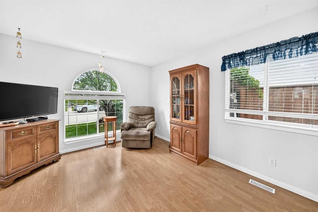57 San Diego Way NE, Calgary — photo 4 of 29