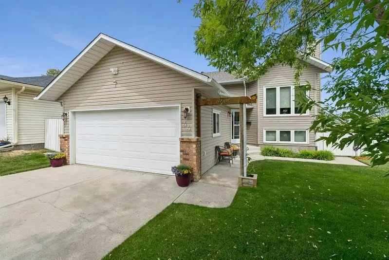 44 Macewan Ridge Gate NW, Calgary — main listing photo