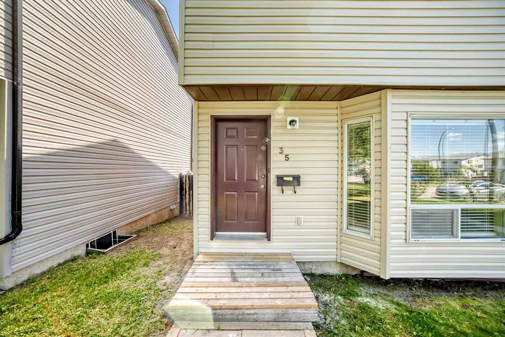 35 Martindale Court NE, Calgary — photo 2 of 24