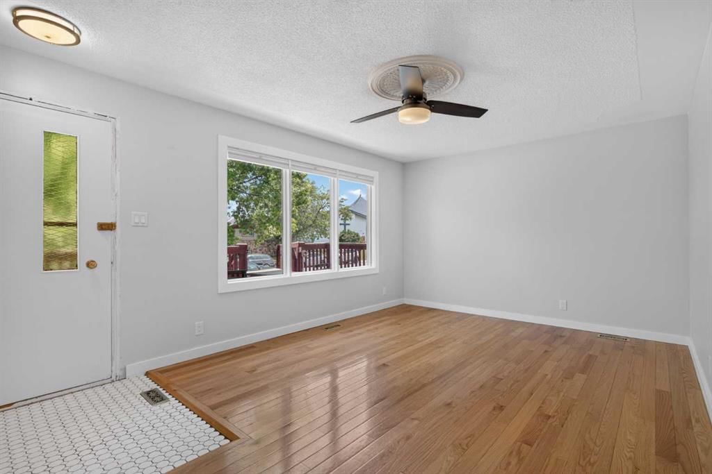 7631 22 Street SE, Calgary — photo 4 of 50