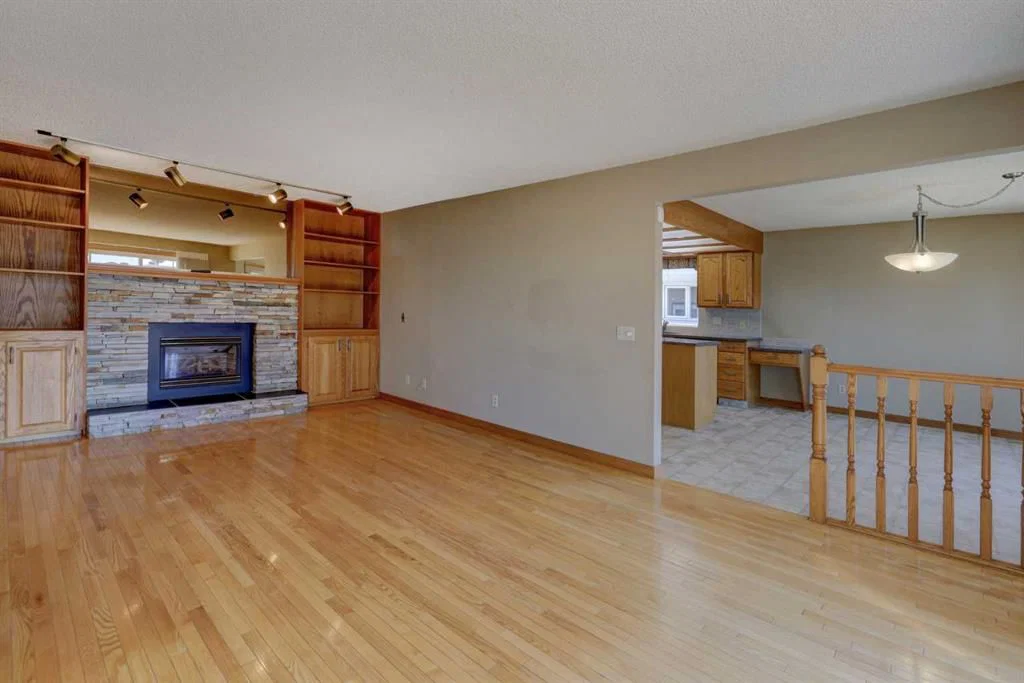 2328 Munro Drive NE, Calgary — photo 5 of 39