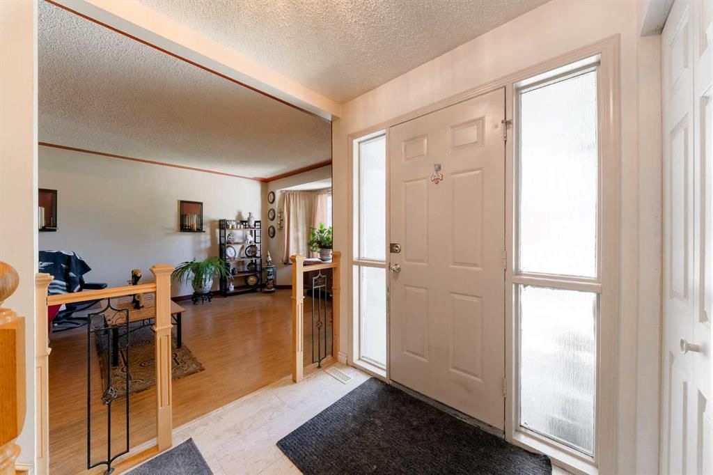 84 Shannon Way SW, Calgary — photo 5 of 47