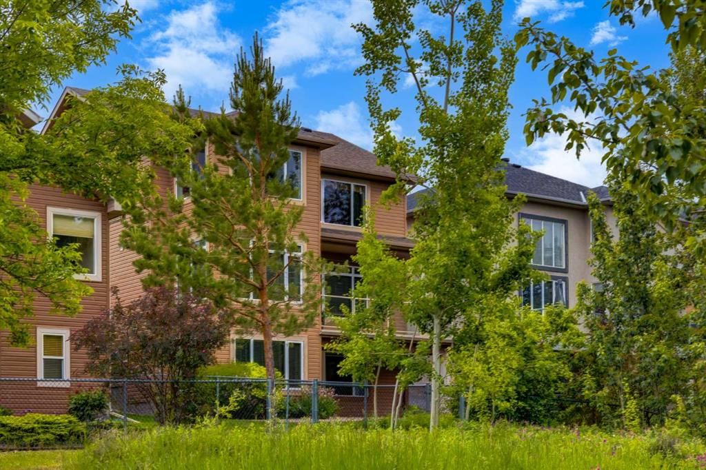 77 Royal Highland Road NW, Calgary — photo 3 of 49