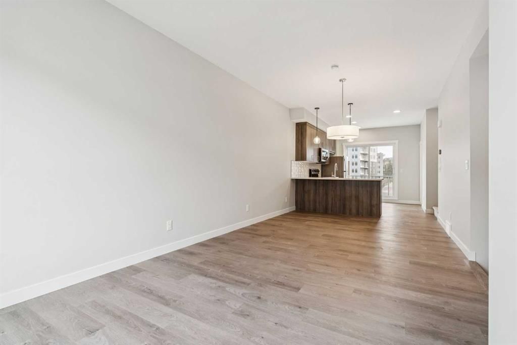 107 Shawnee Square SW, Calgary — photo 4 of 22