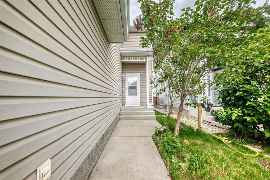 145 Martinvalley Crescent NE, Calgary — photo 3 of 41