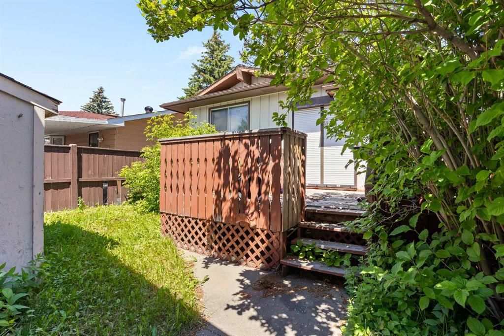 4739 Rundlewood Road NE, Calgary — photo 4 of 9