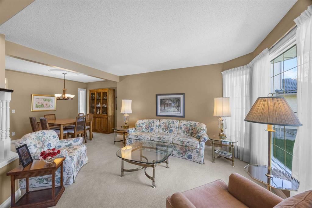 43 Hampstead Close NW, Calgary — photo 4 of 47