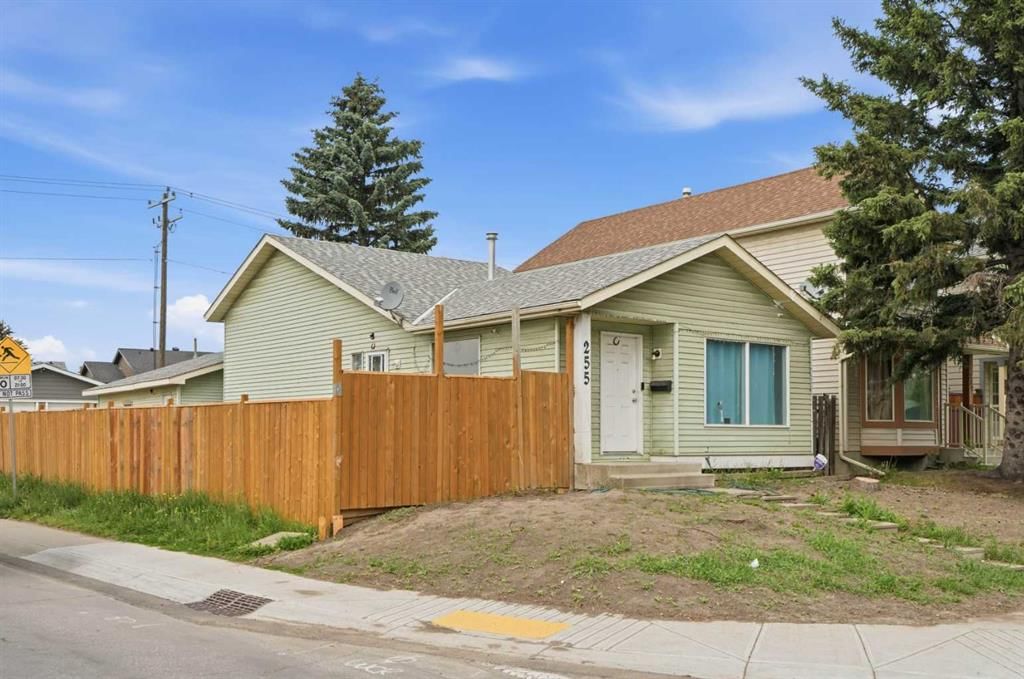 255 Falton Drive NE, Calgary — photo 2 of 39