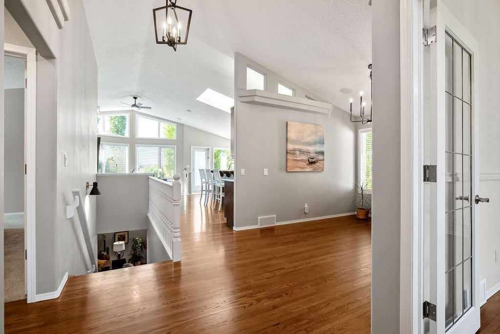 66 Mt Gibraltar Heights SE, Calgary — photo 3 of 41