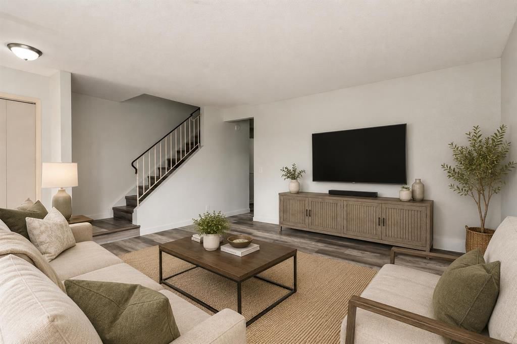 445 40 Street NE, Calgary — photo 3 of 37