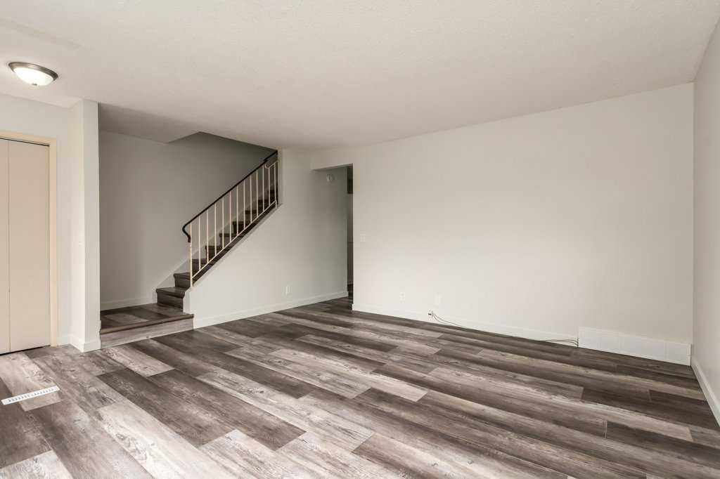 445 40 Street NE, Calgary — photo 4 of 37