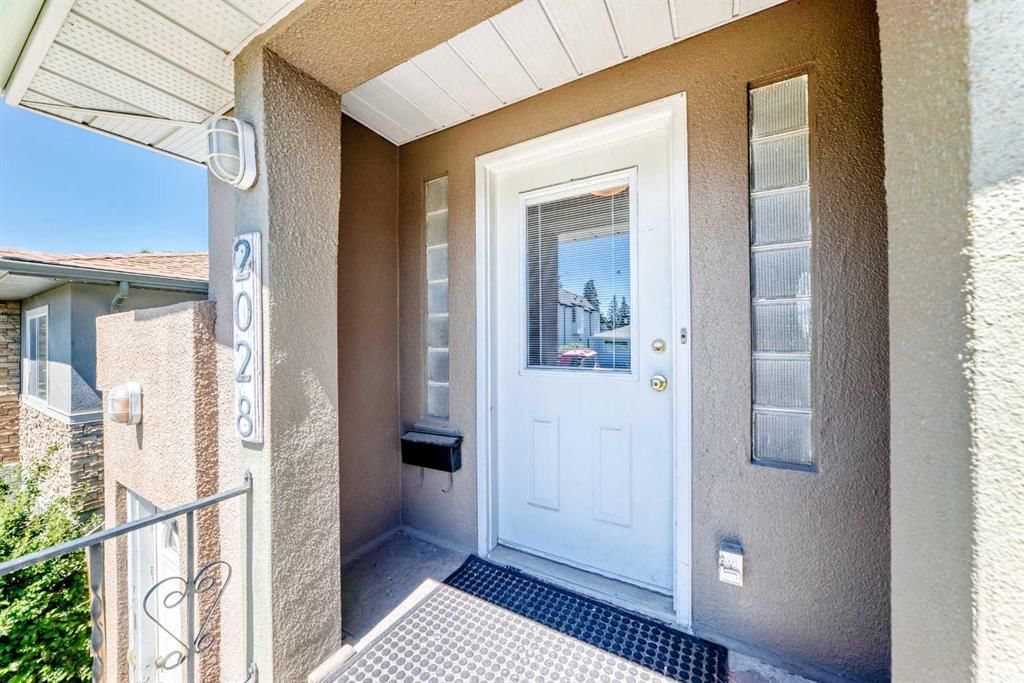 2028 Westmount Road NW, Calgary — photo 3 of 50