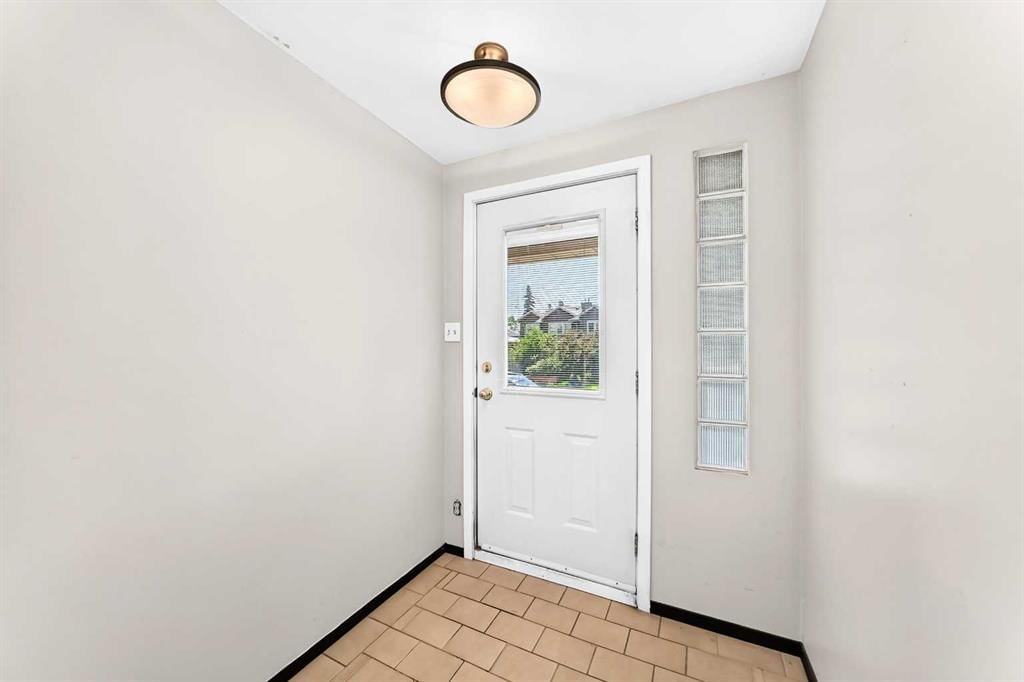 2028 Westmount Road NW, Calgary — photo 4 of 50