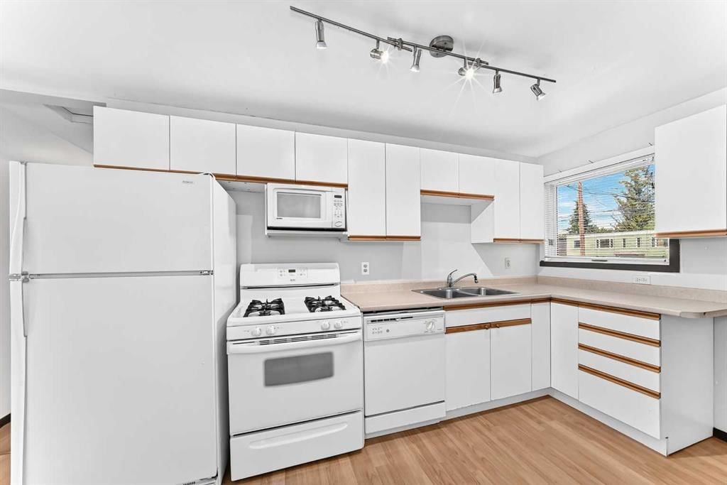 2028 Westmount Road NW, Calgary — photo 5 of 50