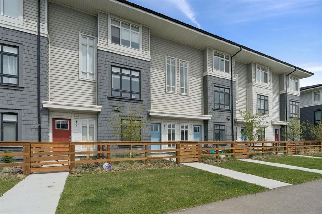 424 210 Avenue SW, Calgary — main listing photo