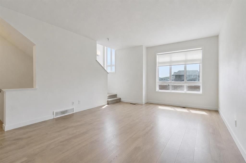 424 210 Avenue SW, Calgary — photo 3 of 22