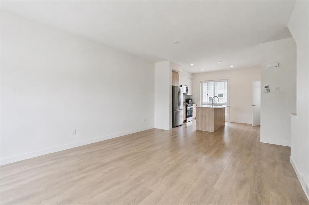 424 210 Avenue SW, Calgary — photo 4 of 22