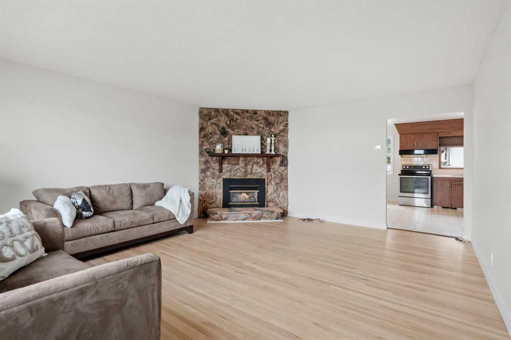6215 Thorncliffe Drive NW, Calgary — photo 4 of 43