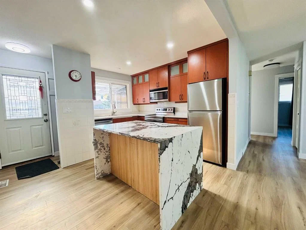 1672 Marlyn Way NE, Calgary — photo 4 of 23