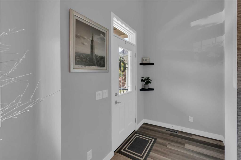 317 Sundown Road S, Cochrane — photo 3 of 43