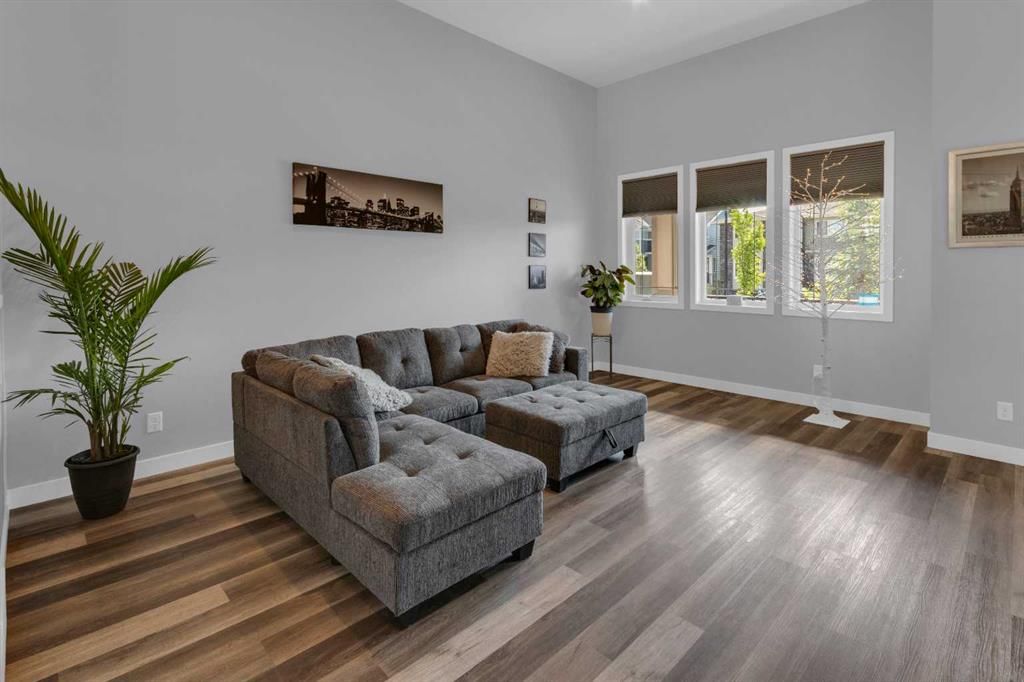 317 Sundown Road S, Cochrane — photo 4 of 43
