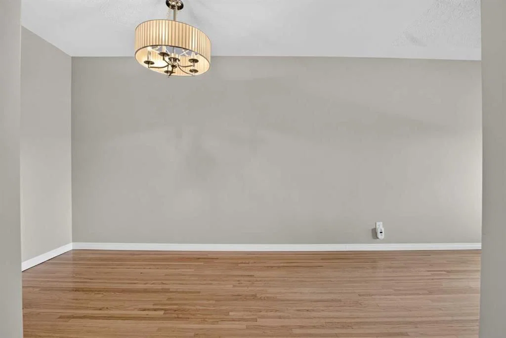 136 41 Avenue NW, Calgary — photo 5 of 42