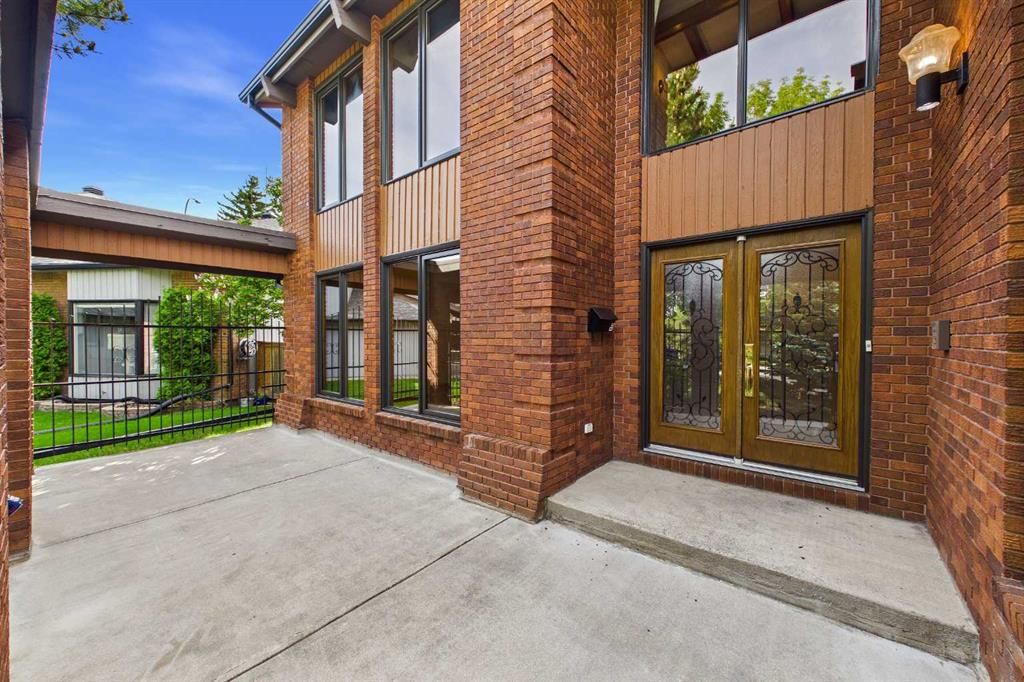 168 Canterville Drive SW, Calgary — photo 5 of 50