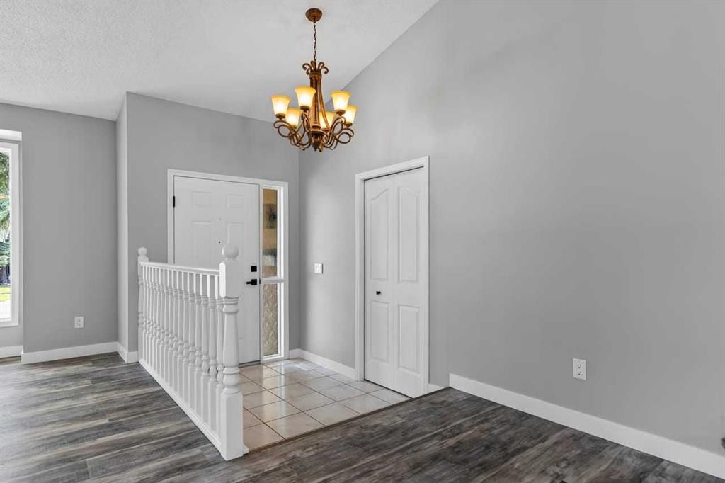 266 Shawnessy Drive SW, Calgary — photo 4 of 34