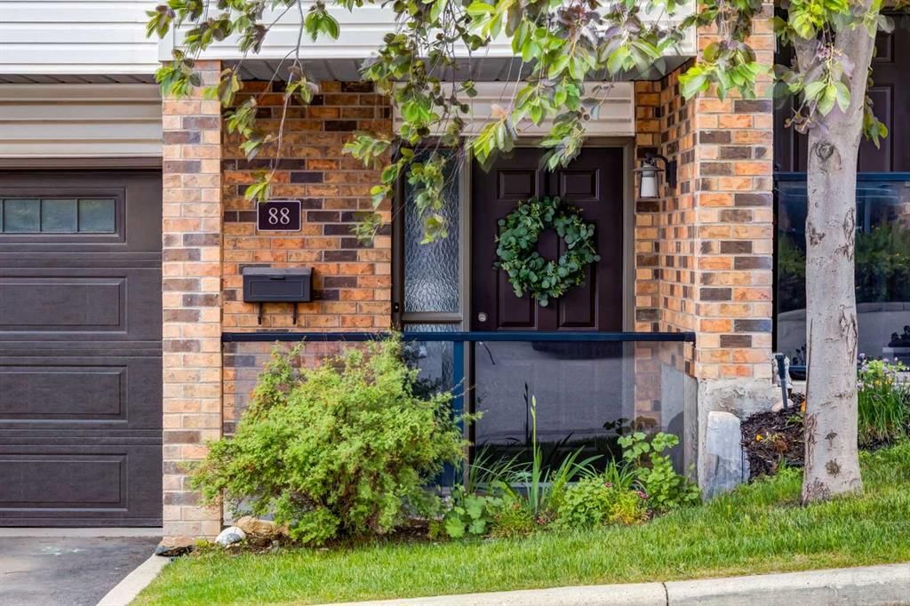 88 Coachway Gardens SW, Calgary — photo 2 of 29