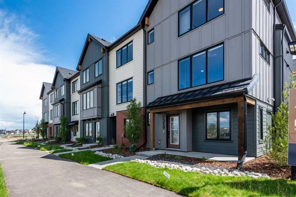 7369 MERCADO Avenue SE, Calgary — photo 3 of 35