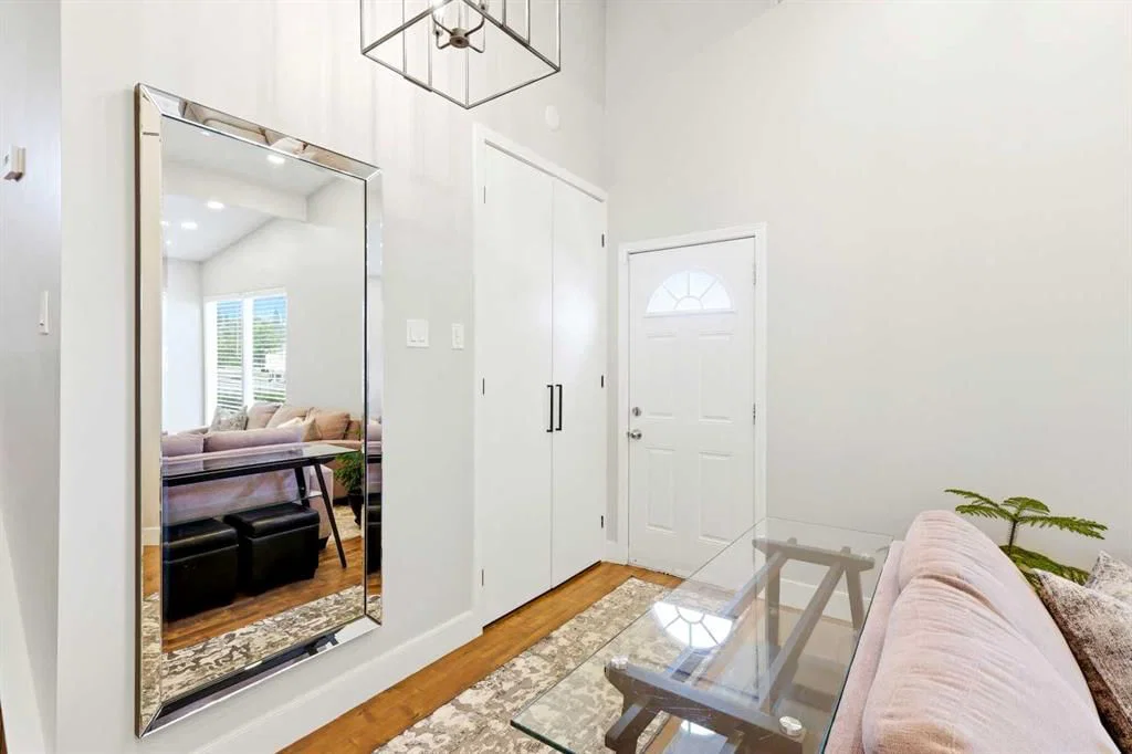 2516 63 Avenue SW, Calgary — photo 3 of 46