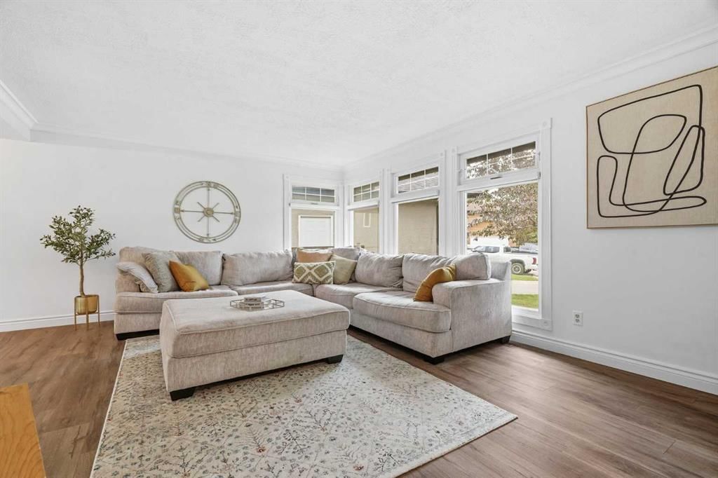 527 Deer Side Place SE, Calgary — photo 5 of 38