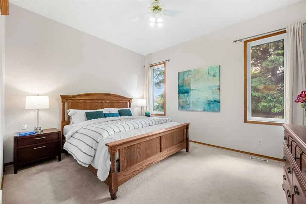 125 Woodpark Close SW, Calgary — photo 4 of 47