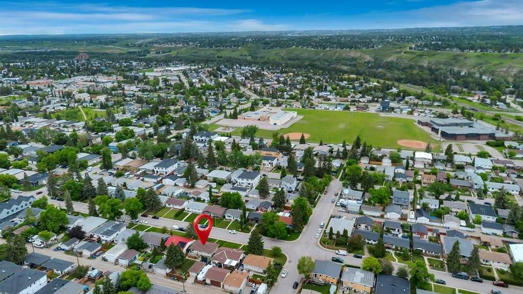 7311 35 Avenue NW, Calgary — photo 4 of 45