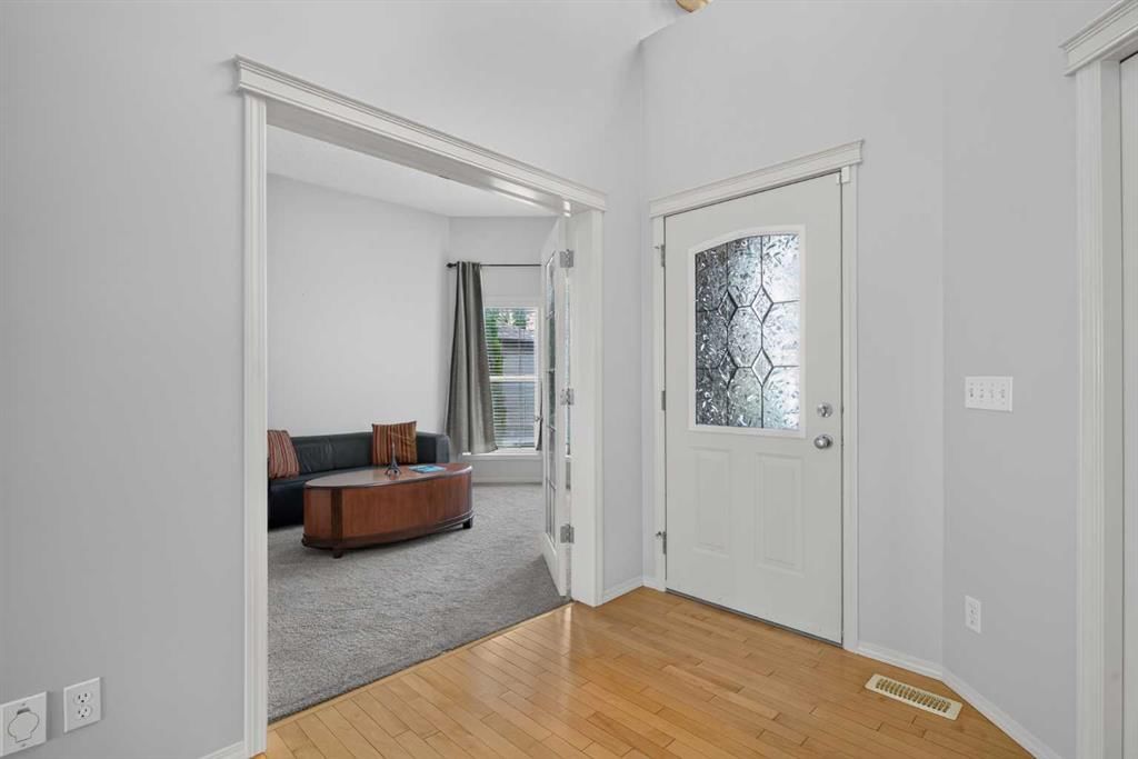 121 Sherwood Way NW, Calgary — photo 5 of 50