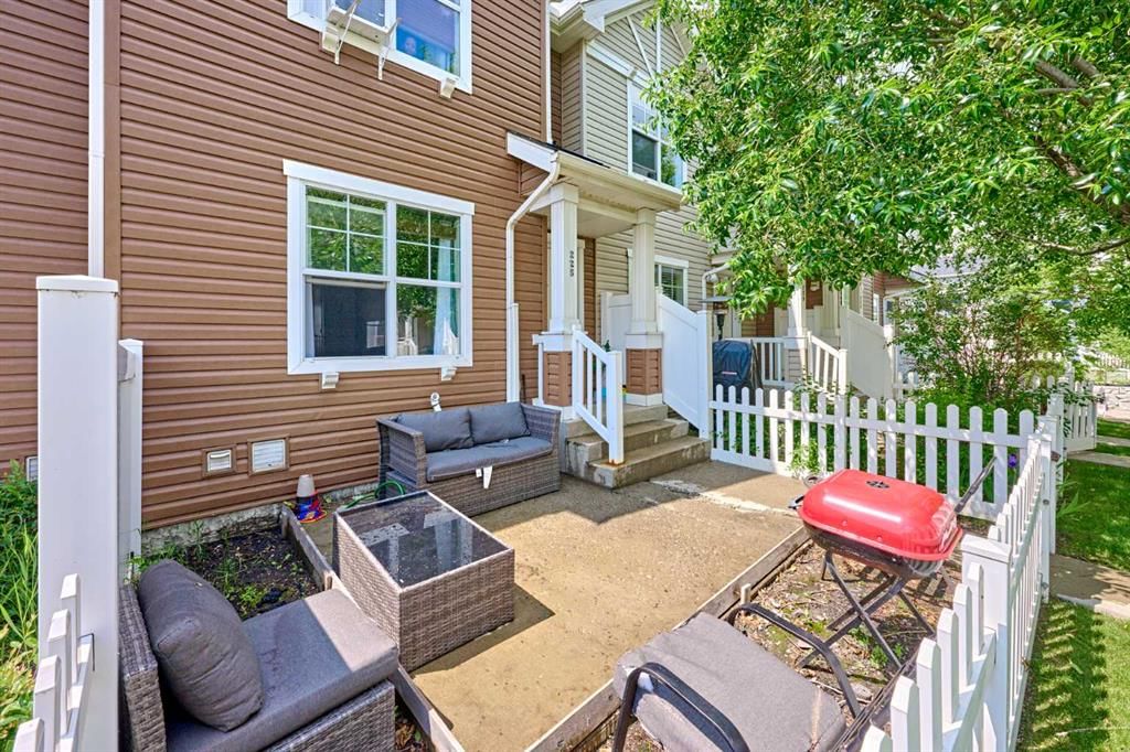 225 ELGIN Gardens SE, Calgary — photo 5 of 44