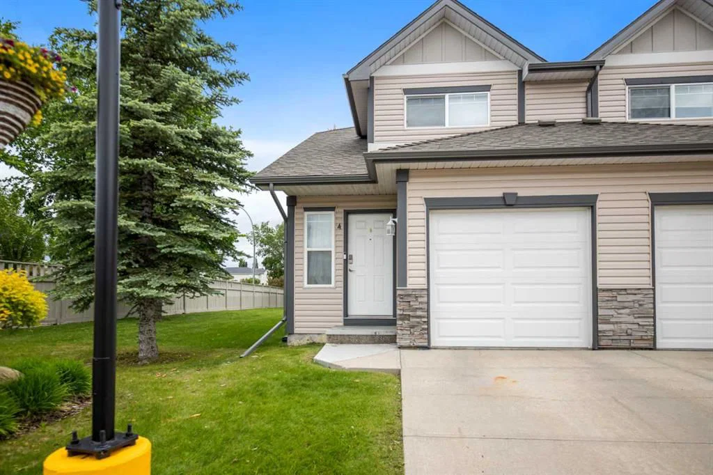 4 Millview Green SW, Calgary — photo 2 of 32